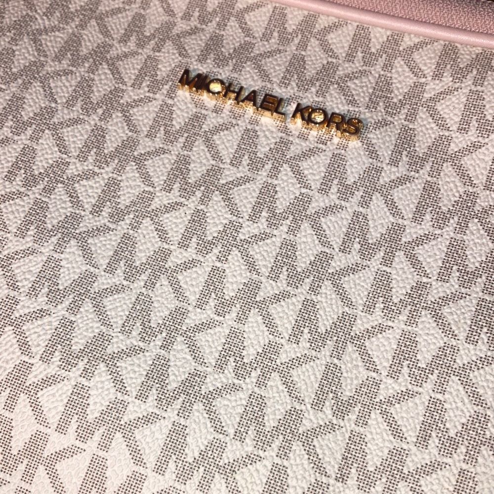 Michael Kors Blush and Cream Laptop Case - Picture 2 of 9